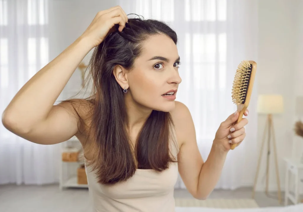La caída del cabello: ¿por qué ocurre y cómo prevenirla?